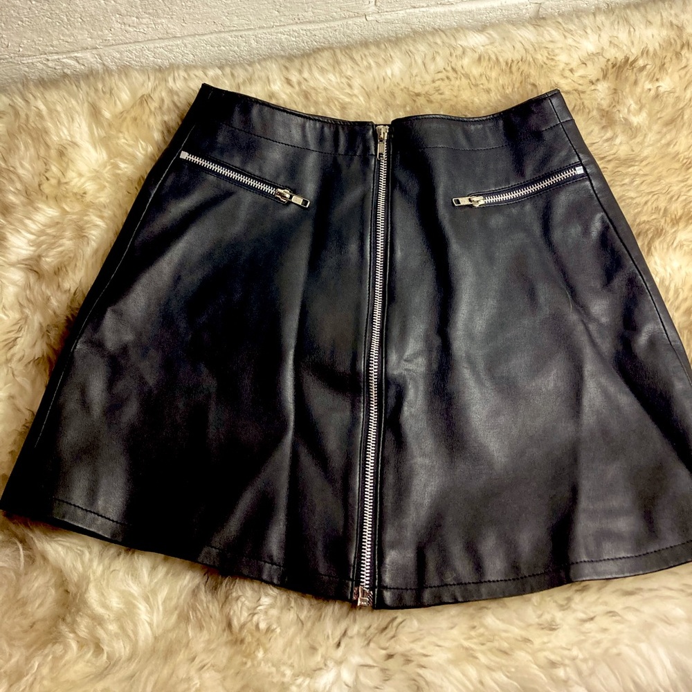 🔥 Pleather Zip Up Mini Skirt, Size 5. Black.